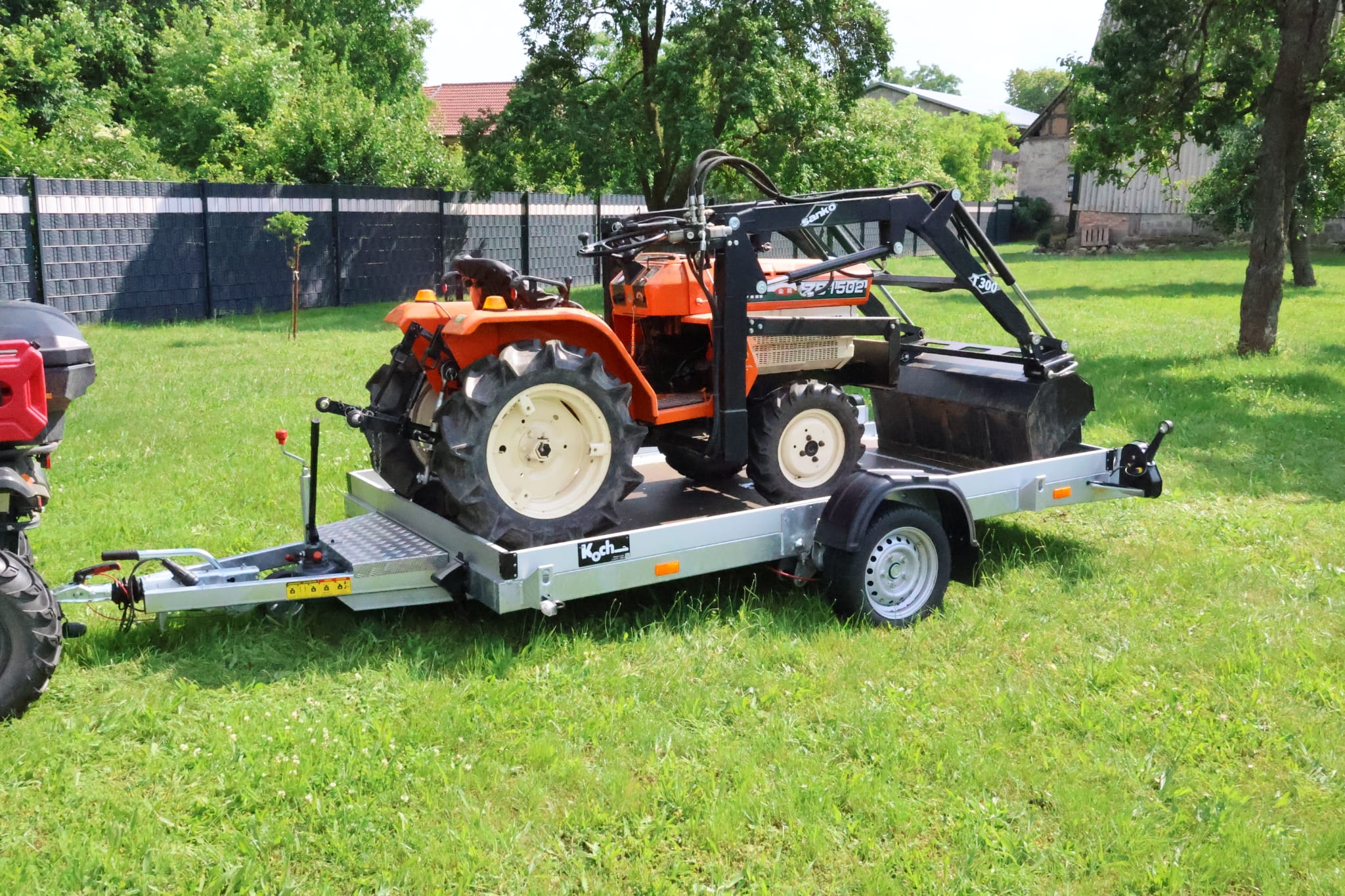 Anhänger mit kleinem Traktor